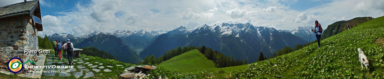 31 Alla Baita dei cacciatori con vista in Orobie.jpg